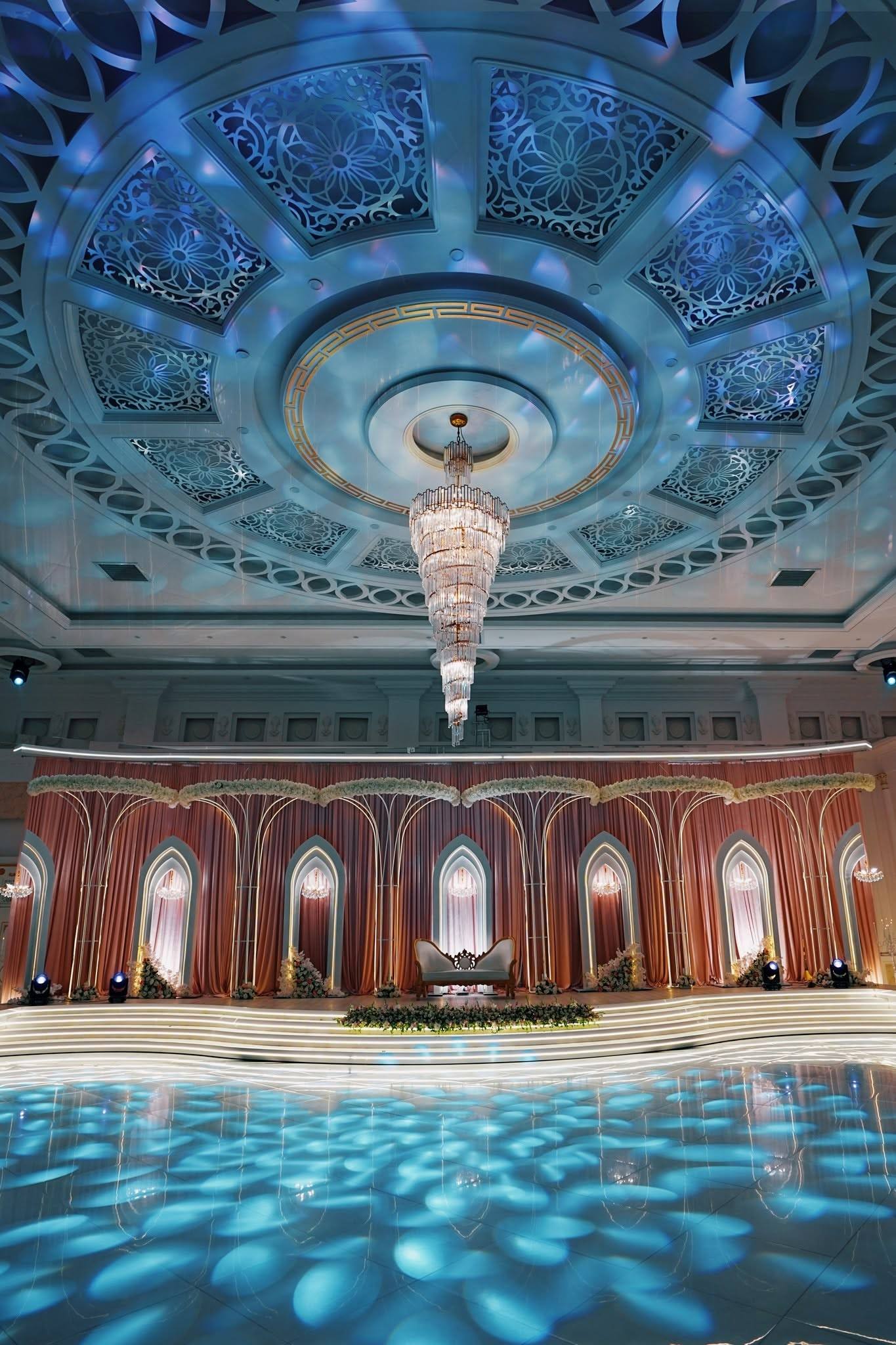 گنبدی از نور بالای میدان رقص