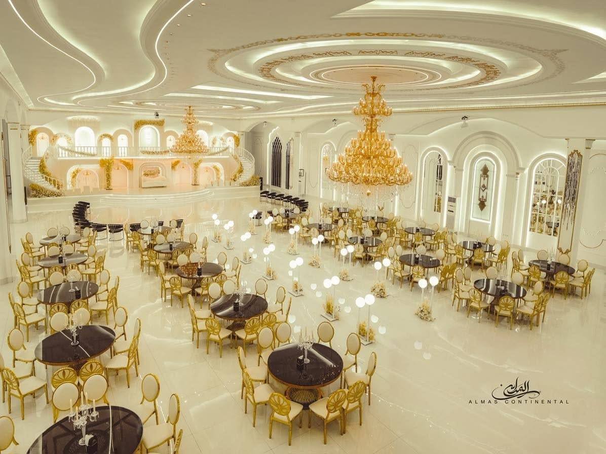 میزهای طلایی و سیاه در سراسر سالون